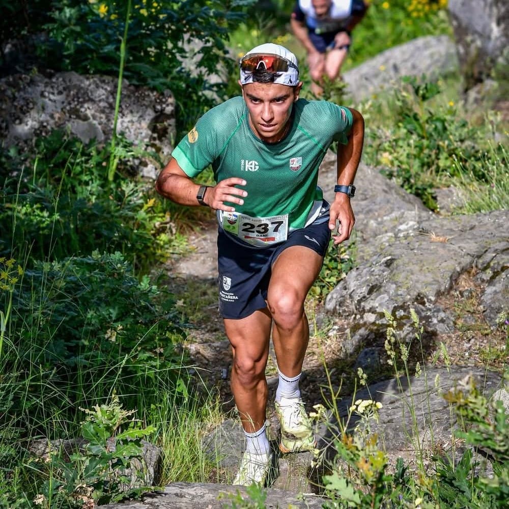 Daniel González compitiendo en una carrera de trail running